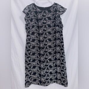Ann Taylor Black Contrast Lace Flutter Sleeve Knee Length Shift Dress size 6